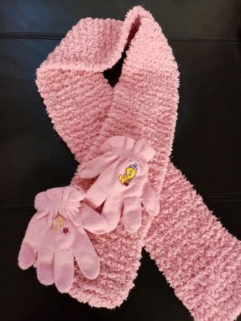 Écharpe et gant rose