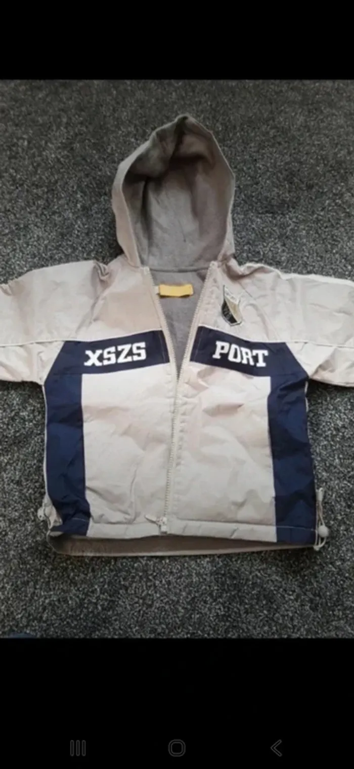 Veste/  Parka / coupe vent   6 ans 
Jin dou
Etat impeccable