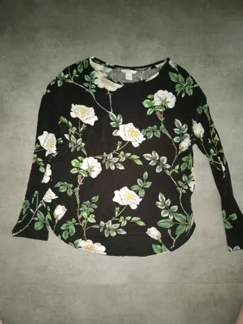 Tee shirt manches longues H&M fleurs blanches fond noir T.M
