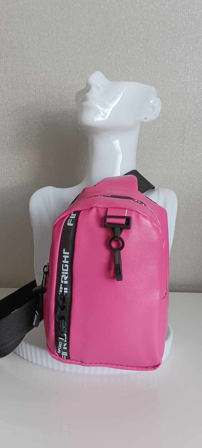 Petit sac rose et noir à porter sur la poitrine
