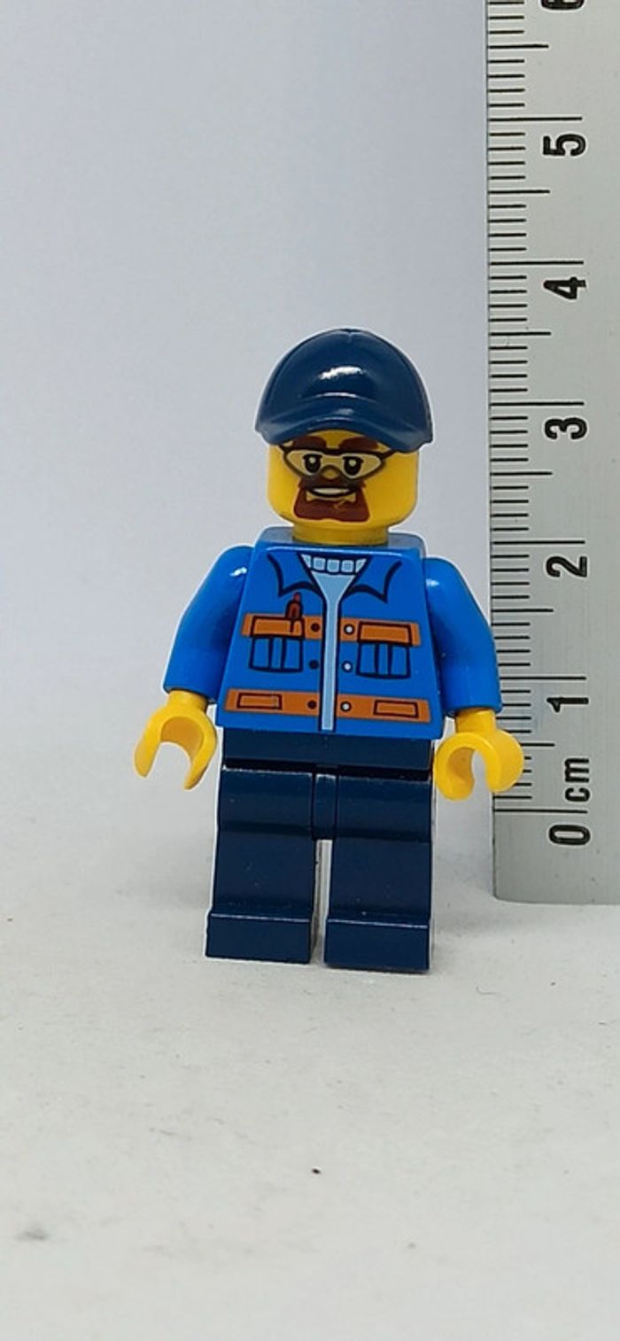 Figurine homme conducteur de chasse neige habits bleu et noir lego