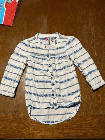 Chemisier blanc et bleu