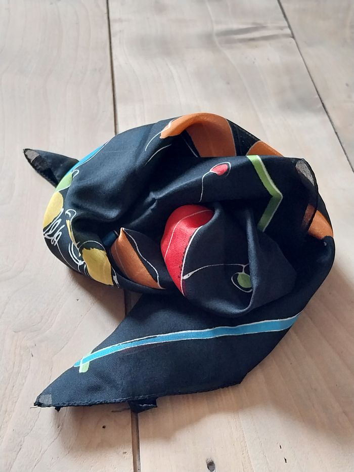 Foulard femme à fleurs colorées sur noir vintage Polyester