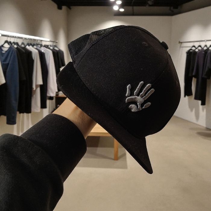 Casquette trucker noire brésilienne  – logo main brodé – style urbain streetwear - photo numéro 4