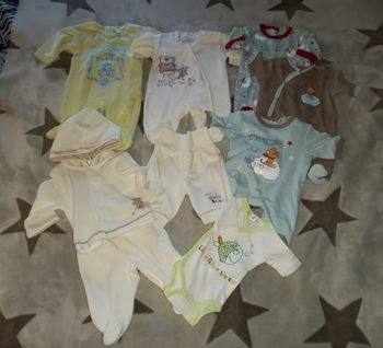 Lot vêtements 1 mois 
Sur un pyjama manque 1 pression. Dans l ensemble très bon état