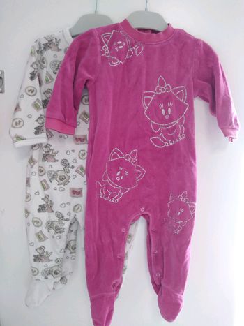 #lot de 2 pyjamas 12 mois Disney et Vertbaudet