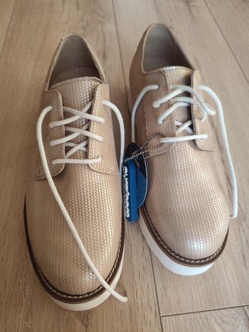 Derbies neuves dorées tbs