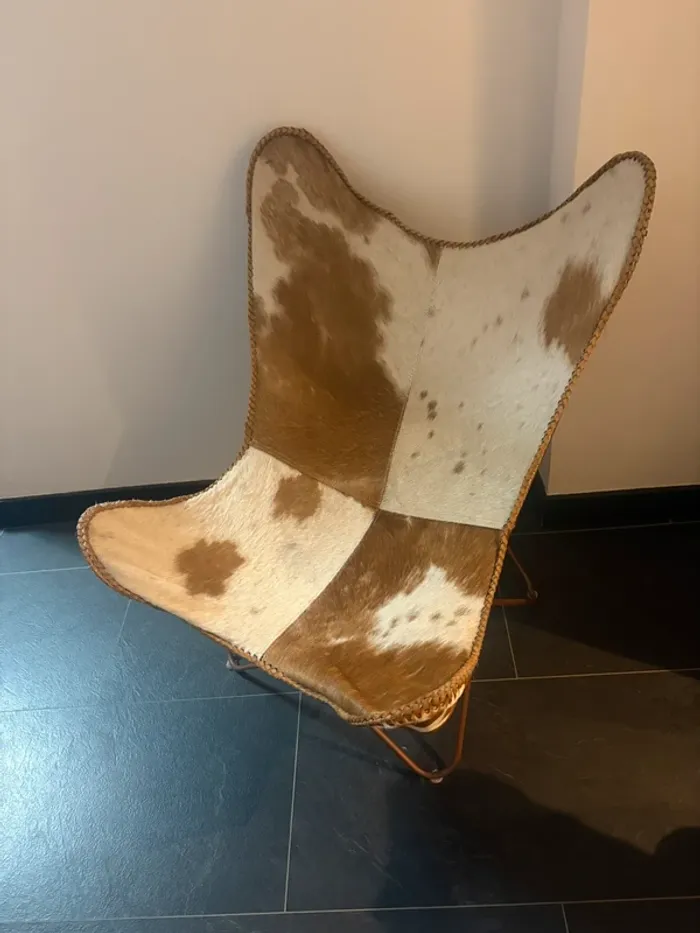 Vlinderstoel met koeienhuid