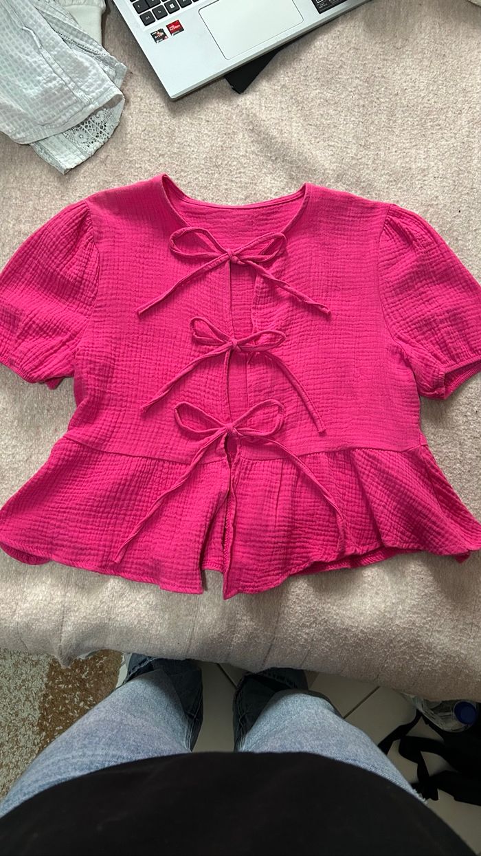 top rose avec nœuds