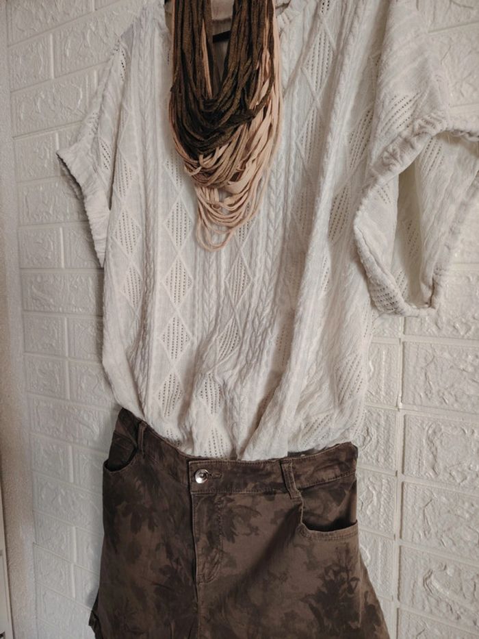 Ensemble short kaki, tee-shirt blanc et tour de cou - photo numéro 4