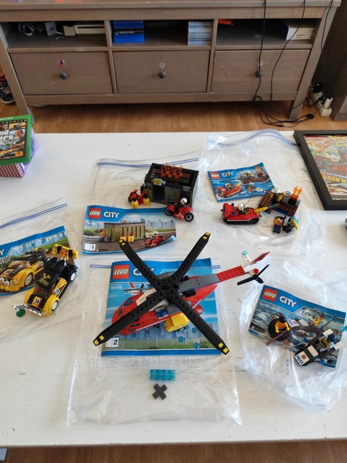 Lot 4 set Lego City 60126, 60106, 60108, 60113. Pompier, police, voiture de course, hélicoptère