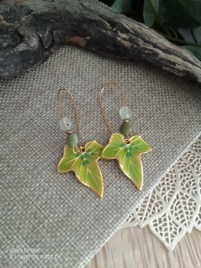 Boucles d'oreilles bohèmes jade et feuilles de lierres
