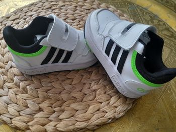 Baskets Adidas taille 24 quasi neuve en très bon état