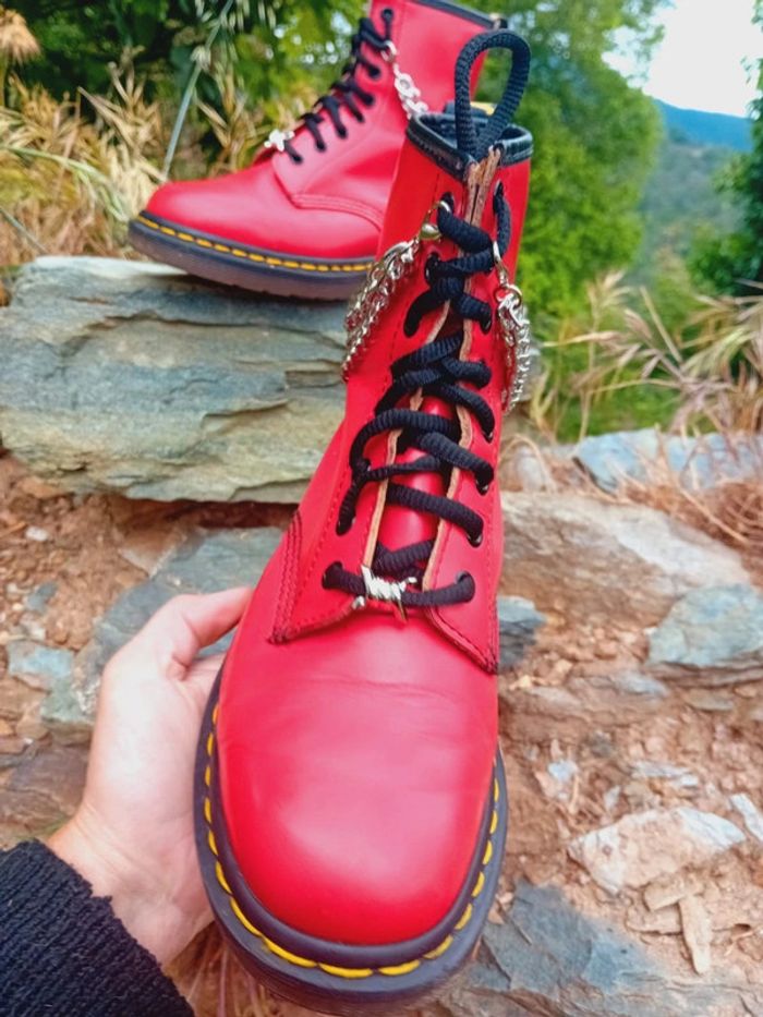 Dr. Martens made in England 🇬🇧 rouge custom chaînes 🔗 et barbelés punk goth uk3 36 - photo numéro 3