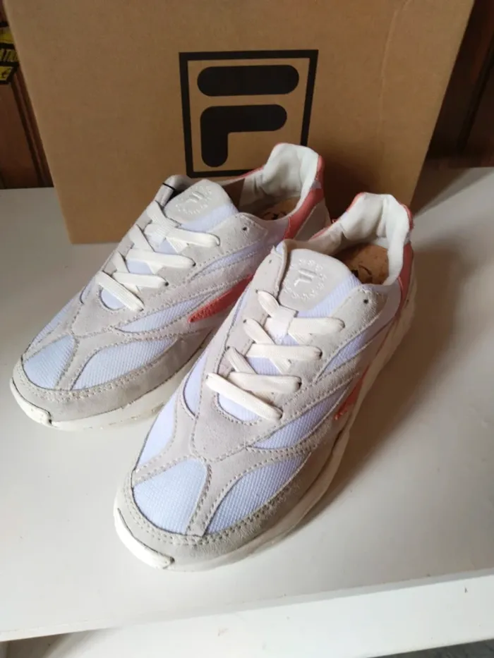 Superbe paire de baskets sneakers neuves marque Fila pointure 39 - photo numéro 3