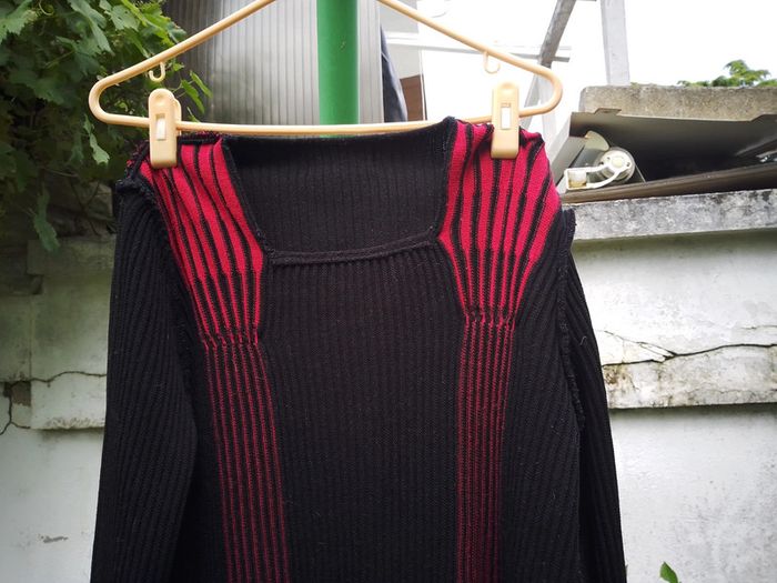 Pull rouge et noir façon espagnol - photo numéro 8