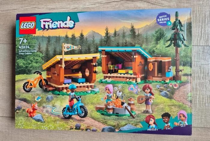 42624 LEGO Friends - Les cabanes chaleureuses de la base de loisirs - Neuf