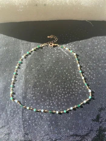 Collier vert doré perles carrées pres du cou