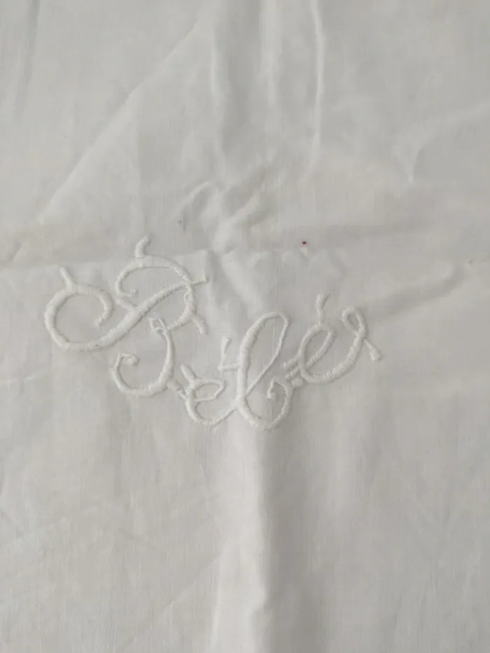 Linge de lit ancien taie d'oreiller en demi lune pour berceau monogramme Bébé - photo numéro 2