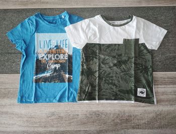 T-shirt bleu et vert