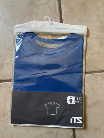 TEE shirt neuf 6 ans