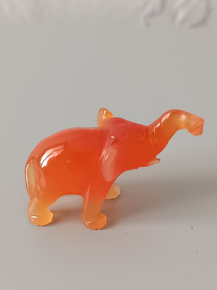 Éléphant orange en verre