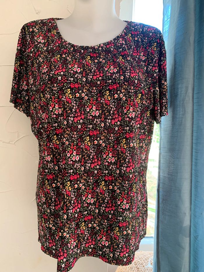 TEE shirt  fleurie manches courtes taille 42-44