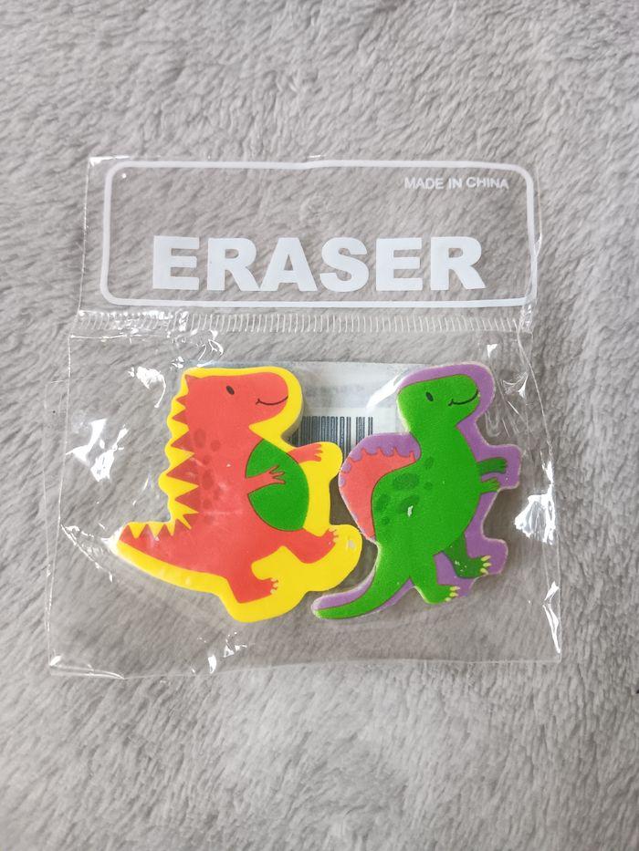 Lot de 2 gommes dinosaures trex et spinosaure