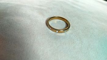 Bague dorée vintage avec strass – élégance discrète