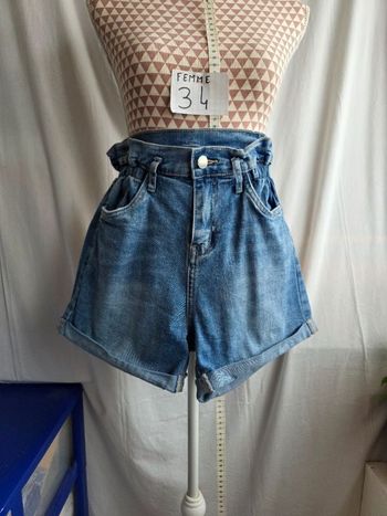 Short, jeans, en très très bon état, en coton &polyester &elasthanne, taille élastique