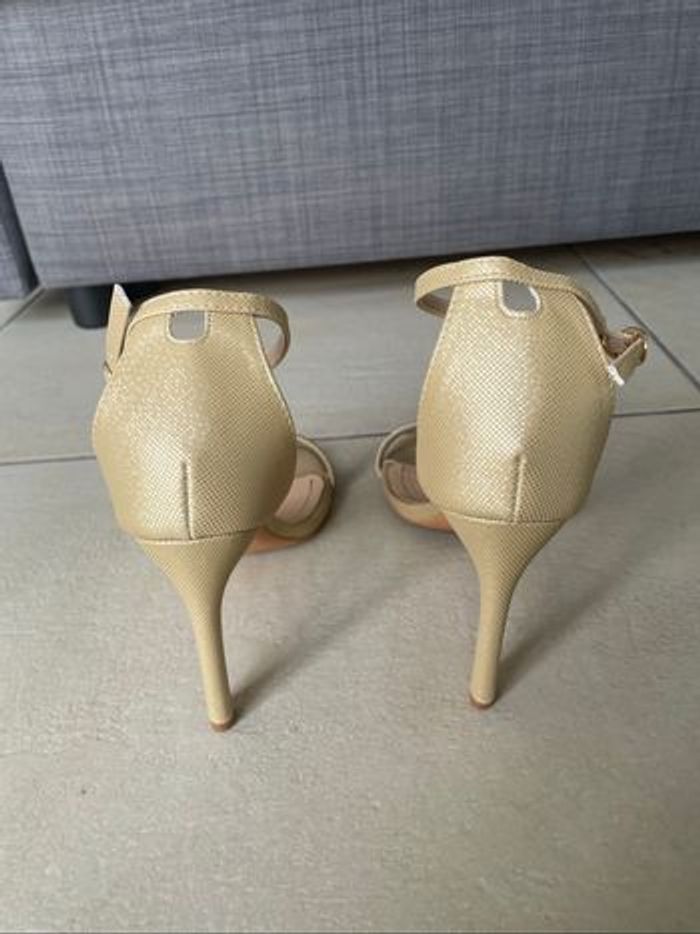 Sandales à talons dorées – Chic et intemporelles ! - photo numéro 4