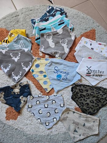 Gros lot de bavoirs triangle