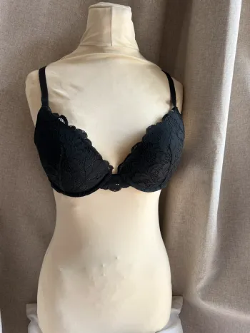Soutien-gorge noir en dentelle 90C
