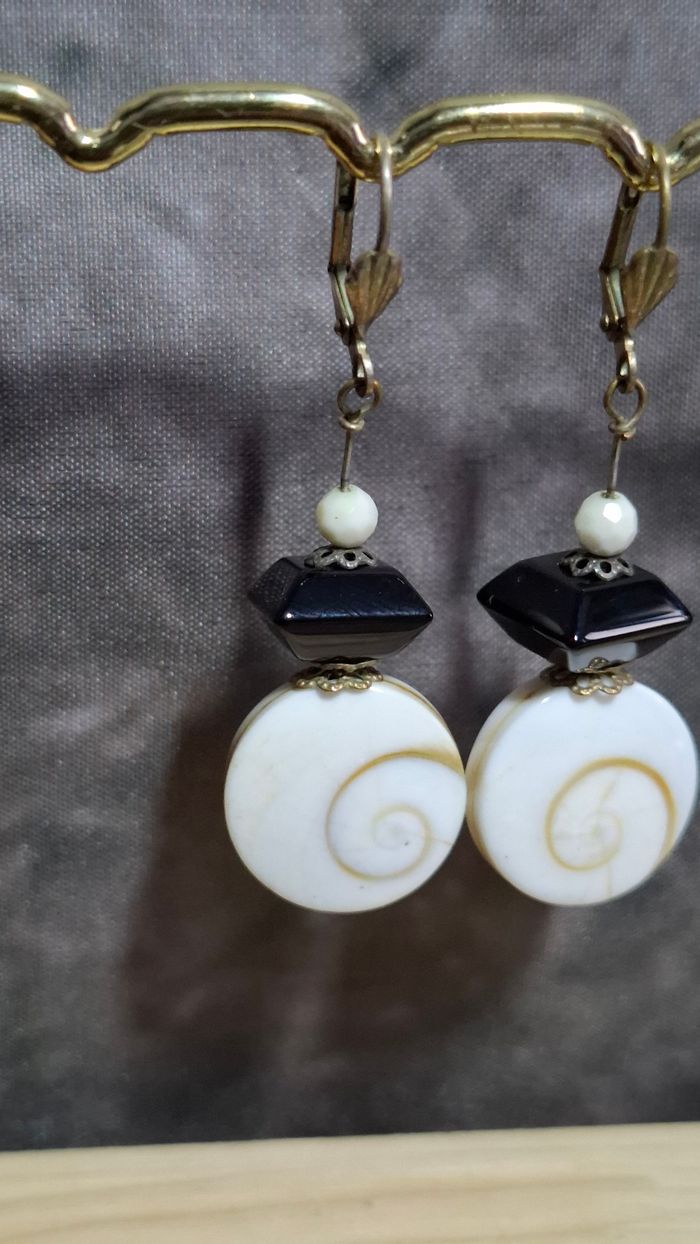Boucles d’oreille œil de Sainte Lucie cristal noir look rétro - photo numéro 2