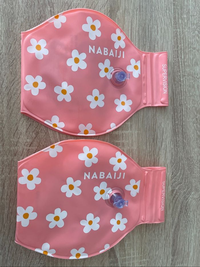 Brassard Nabaiji rose avec des fleurs