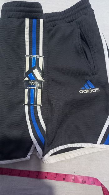 Short vintage Adidas brodé et empiècement the brand With the three stripes vintage pièce rare