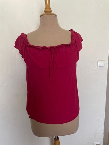 Blouse rouge épaules dénudées