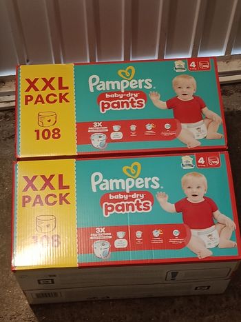 Lot de 2 cartons xxl couches Pampers taille 4 neuf