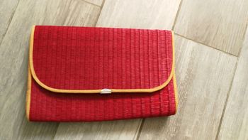 Pochette rouge en paille