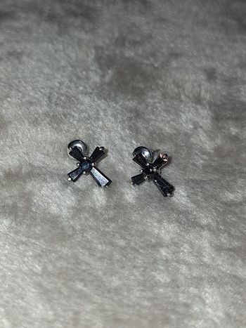 Boucles d'oreilles croix noir