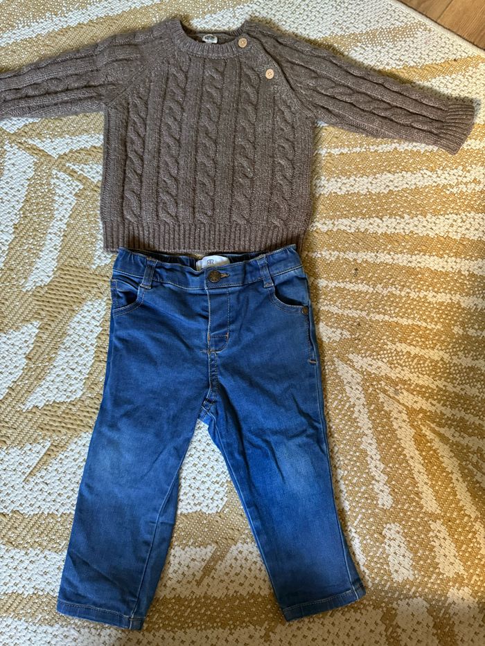 Pull marron et jean bleu foncé