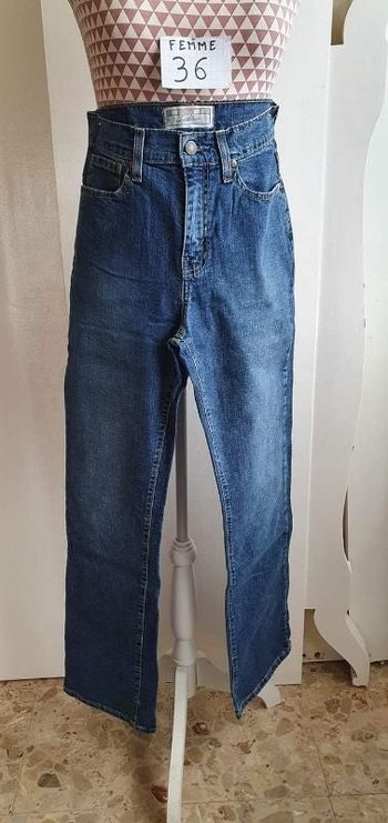 Jeans, bleu foncé, taille standard, forme régular, longueur 107cm,en très bon état légère usures sur