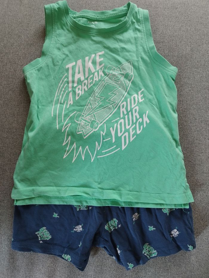 Pyjama enfant bleu et vert.