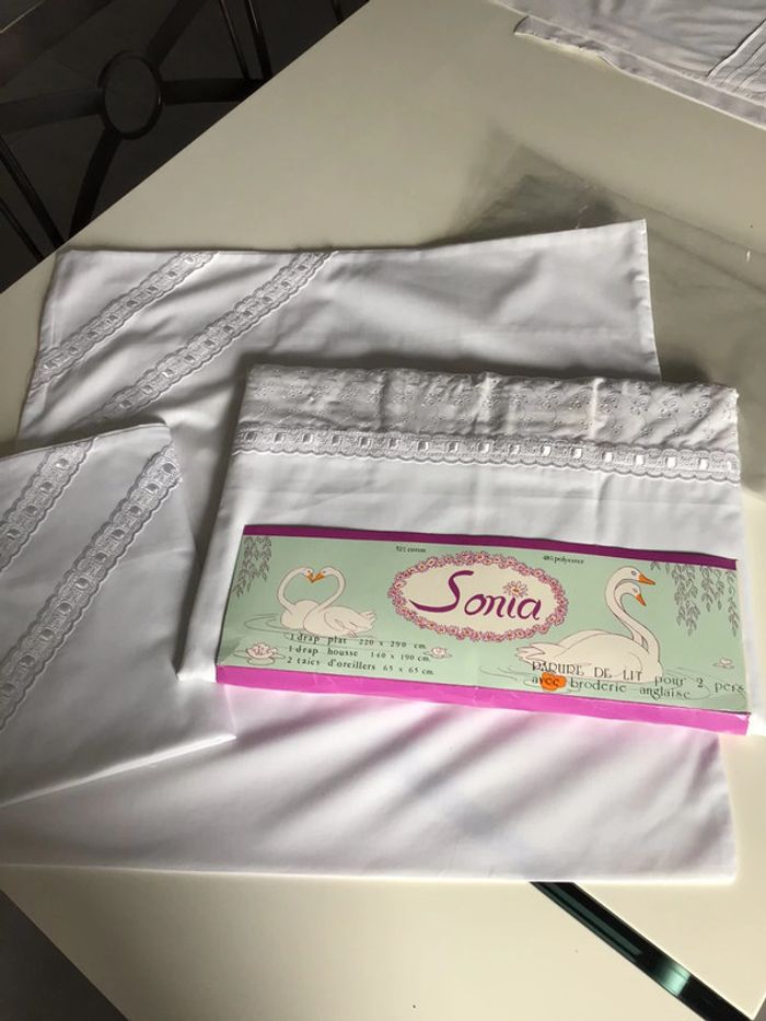 Parure de lit 52% coton 2 personnes broderie anglaise