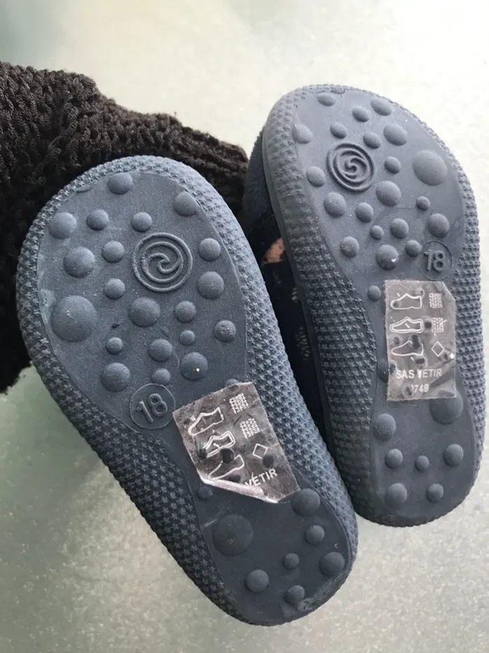 Chaussons neufs  Taille 18 - photo numéro 2