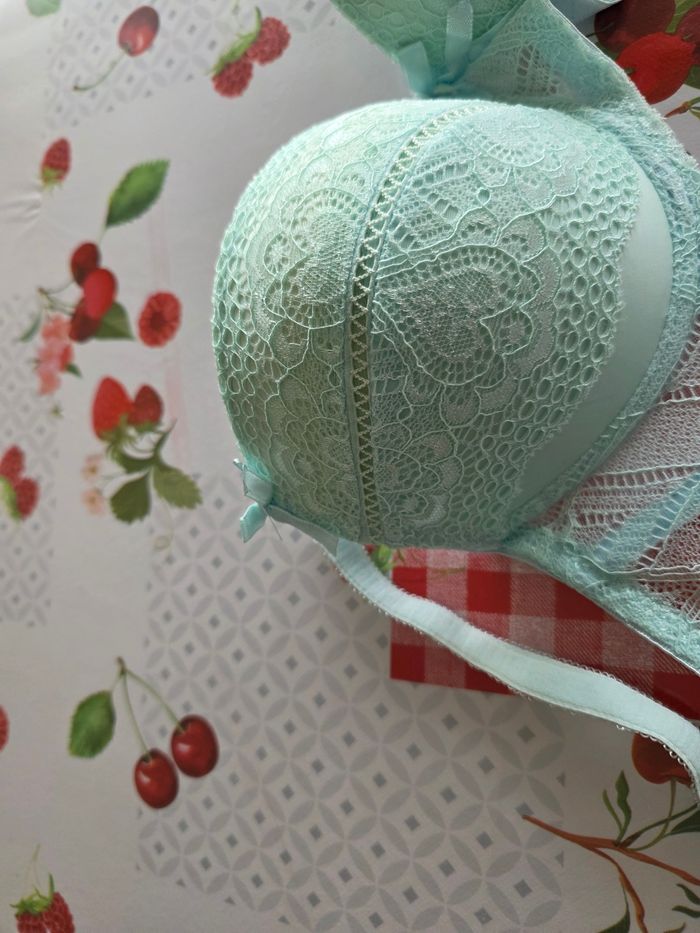 LOTS DE 2 SOUTIEN-GORGE DENTELLE NEUF JAMAIS PORTER TAILLE 95C MARQUE FLEURS PAPILLONS - photo numéro 3