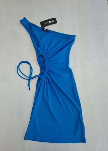 Robe bleue asymétrique - Neuve étiquette FB Sister - taille M - moulante - epaule dénudée - côtelée