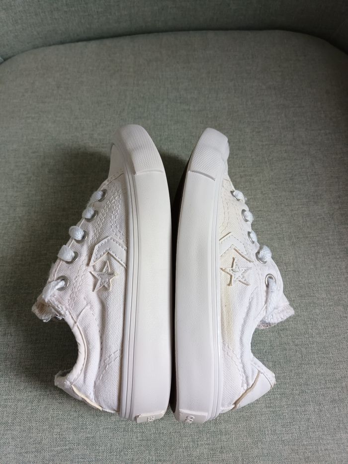 Jolie paire de Converse blanches pointure 28 - photo numéro 3