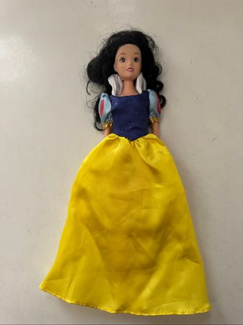 Poupée Barbie blanche neige