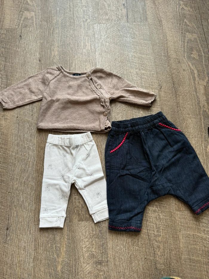 Lot ensemble gilet et 2 pantalons 1 mois - photo numéro 2